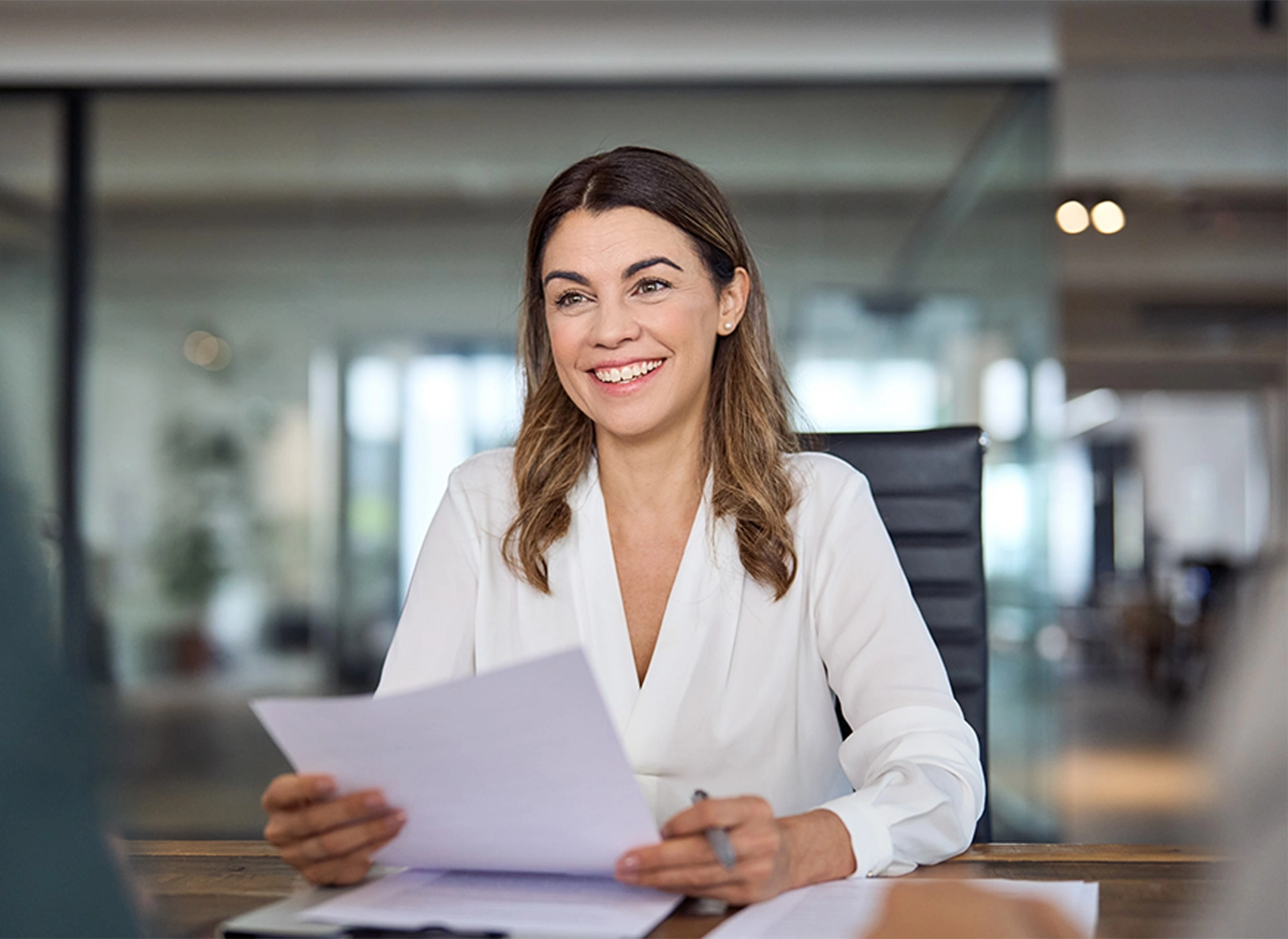 Arbeitende Anwältin hält Unterlagen in ihren Händen