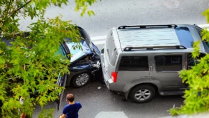 Autounfall zwischen zwei Fahrzeugen auf der Straße