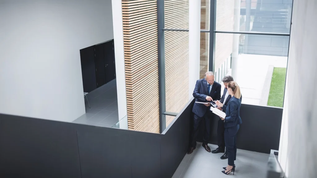 Anwälte sprechen über die Arbeit auf einer Treppe